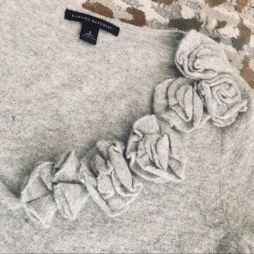 GREY V NECK SWEATER WITH FLOWERS